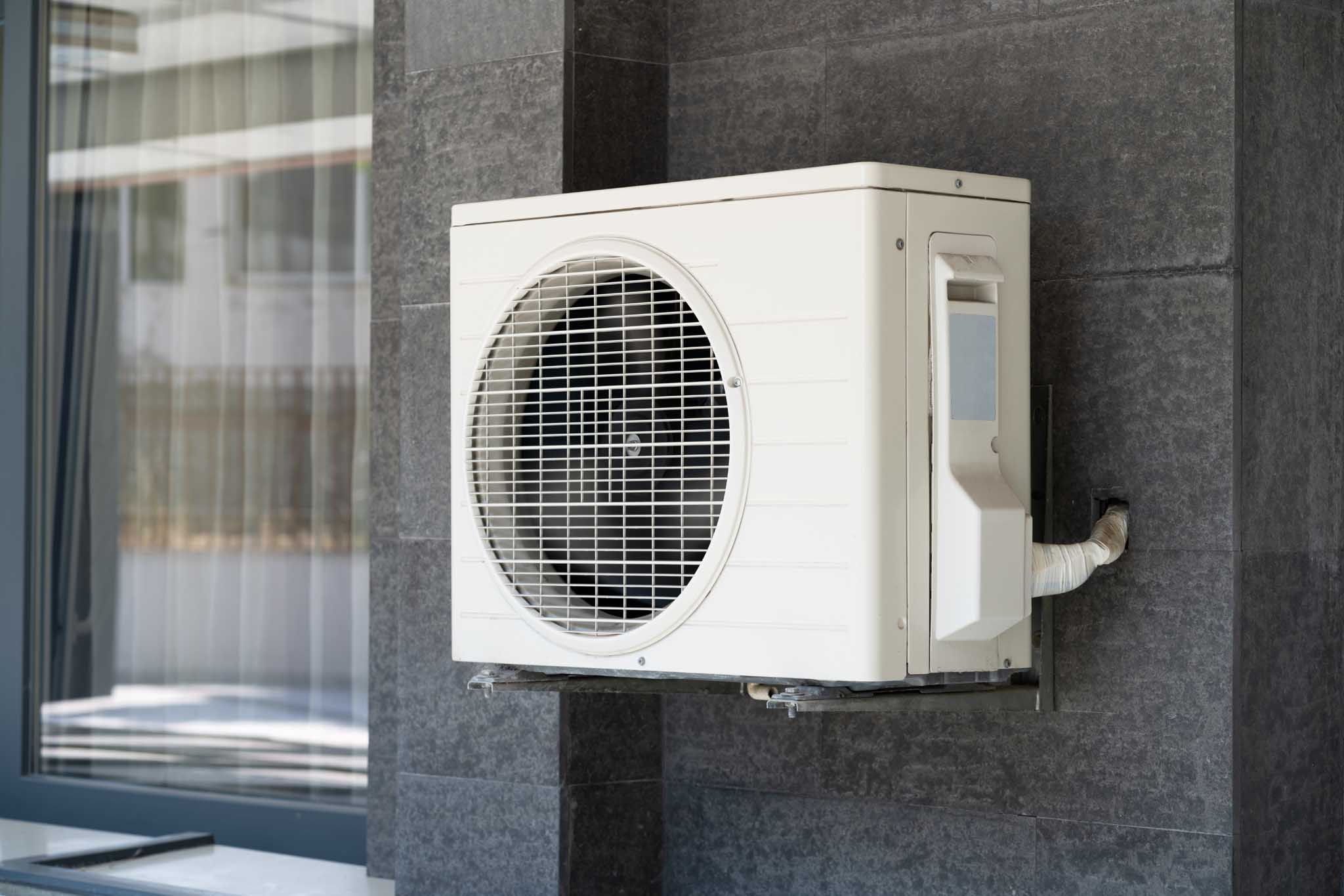 Varmepumpe installert av Aurora Klima i Narvik, viser energieffektiv oppvarming under kalde nordnorske vinterforhold. Illustrerer moderne Daikin-teknologi og stabil varmeproduksjon for privatboliger i nord.